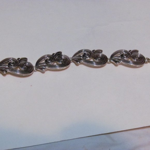 Classic design silver tone bracelet magnetic closure - Picture 3 of 3